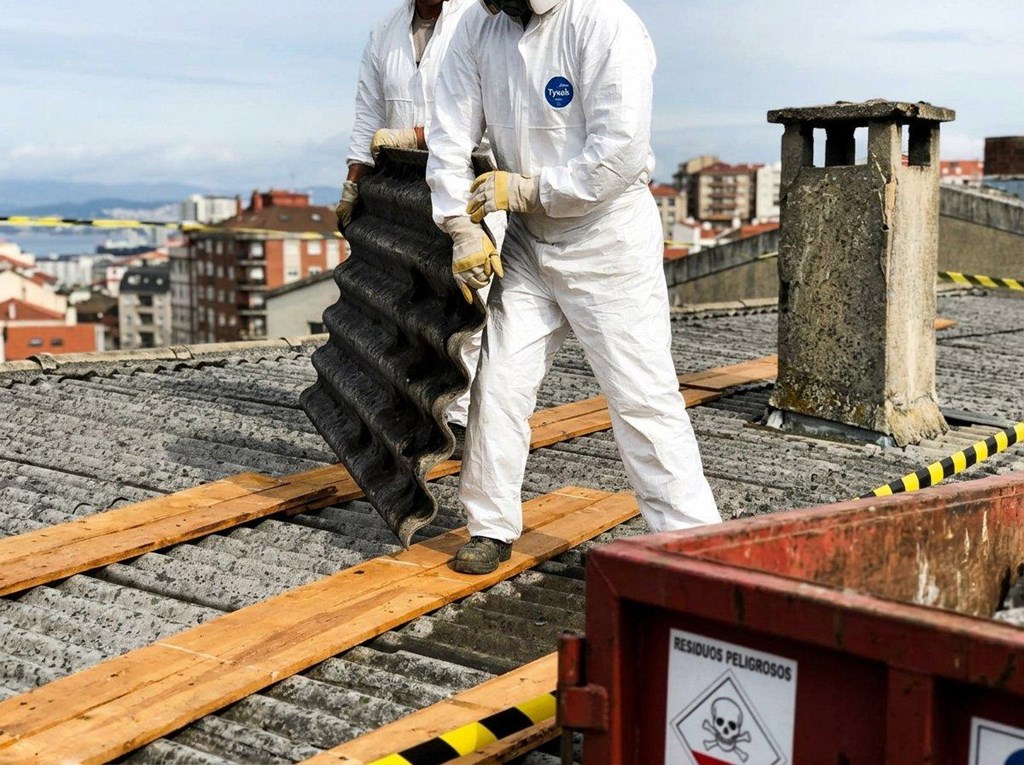 Foto 1 Adiós al amianto: retirada de cubiertas de fibrocemento en Vigo
