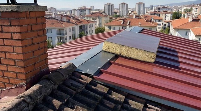 Instalación de cubiertas con panel sándwich en Vigo para un tejado protegido - Imagen 1