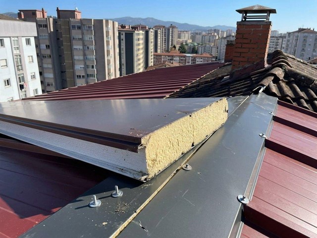 Instalación de cubiertas con panel sándwich en Vigo para un tejado protegido