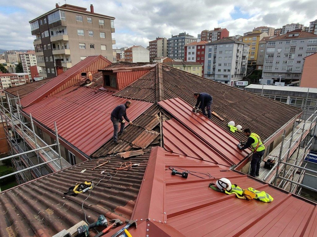 Foto 1 Invierte en tranquilidad gracias a la sustitución de tejados deteriorados en Vigo