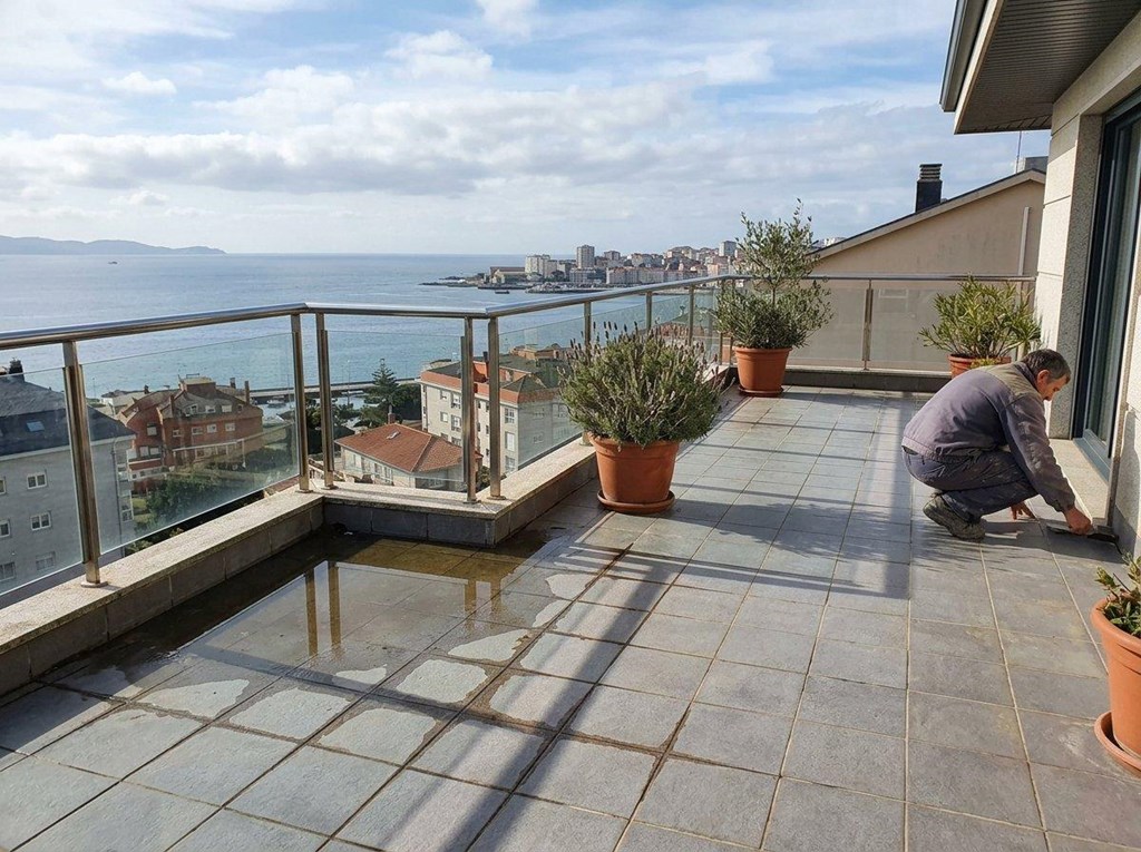 Foto 1 Terrazas sin goteras: impermeabilización de terrazas transitables en Vigo